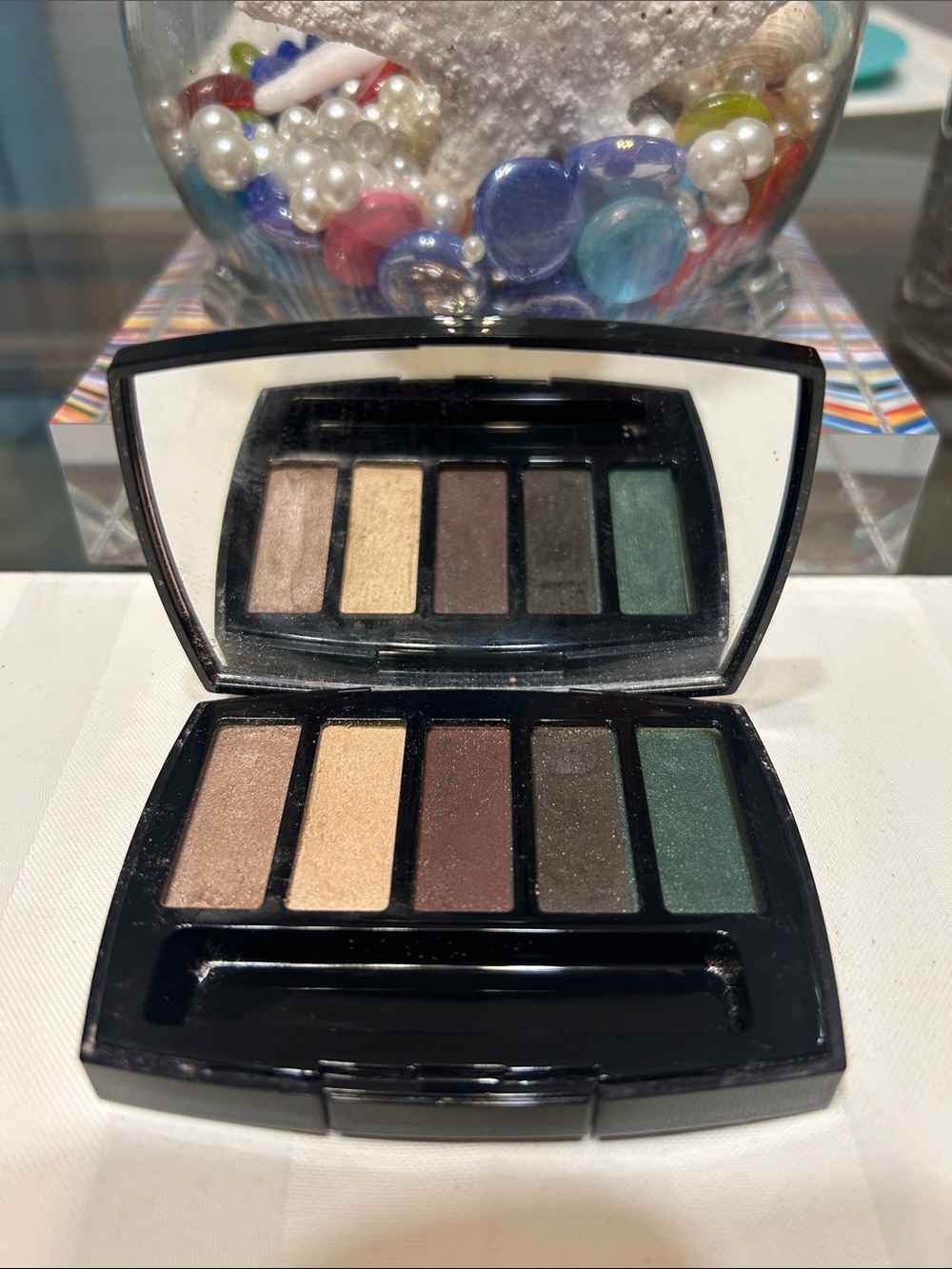 CHANEL TRAIT DE CARACTERE Shimmer Eyeshadow Palette - Neutral to Green Tones